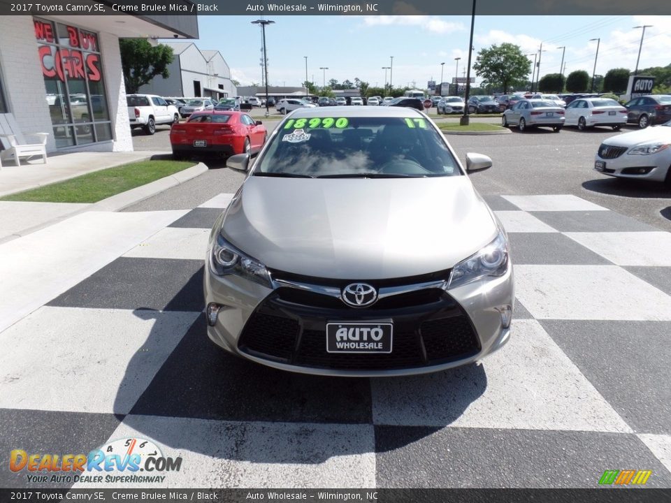 2017 Toyota Camry SE Creme Brulee Mica / Black Photo #2
