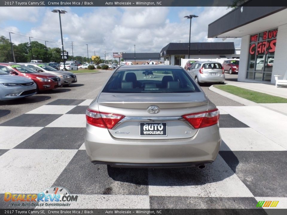 2017 Toyota Camry SE Creme Brulee Mica / Black Photo #4