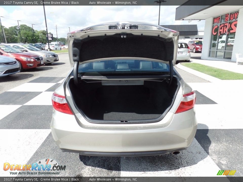 2017 Toyota Camry SE Creme Brulee Mica / Black Photo #5