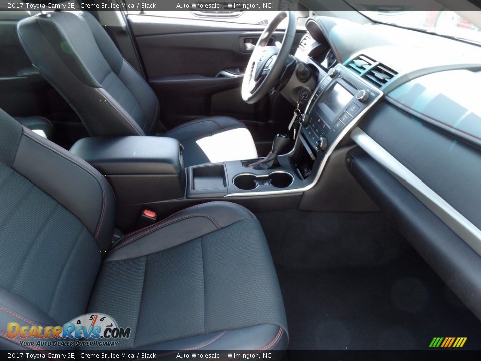 2017 Toyota Camry SE Creme Brulee Mica / Black Photo #13