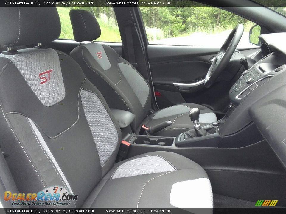 2016 Ford Focus ST Oxford White / Charcoal Black Photo #28