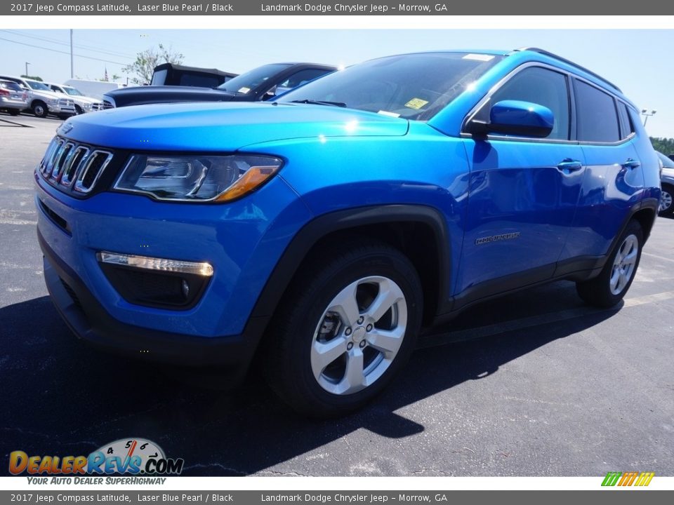 Front 3/4 View of 2017 Jeep Compass Latitude Photo #1
