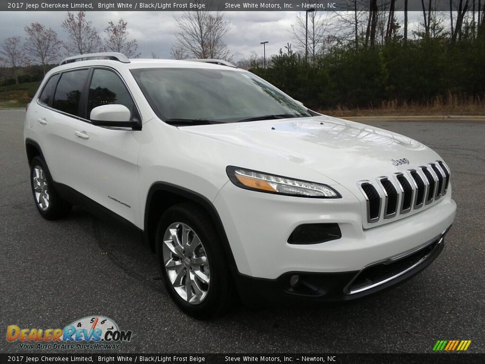 Front 3/4 View of 2017 Jeep Cherokee Limited Photo #4