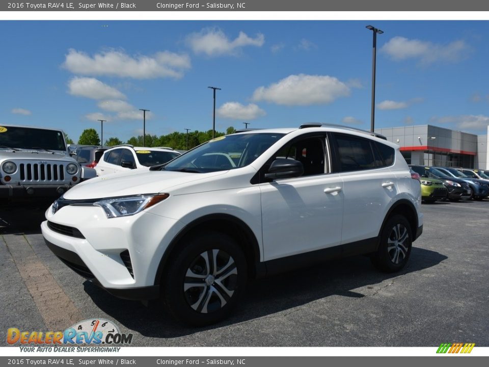Front 3/4 View of 2016 Toyota RAV4 LE Photo #6