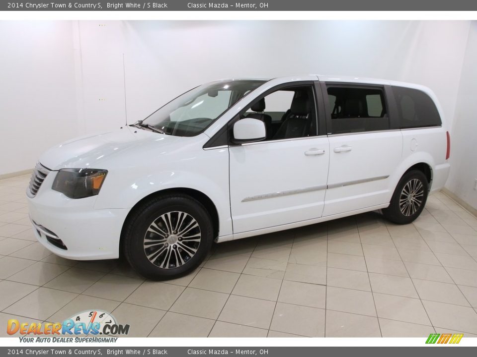 Front 3/4 View of 2014 Chrysler Town & Country S Photo #3