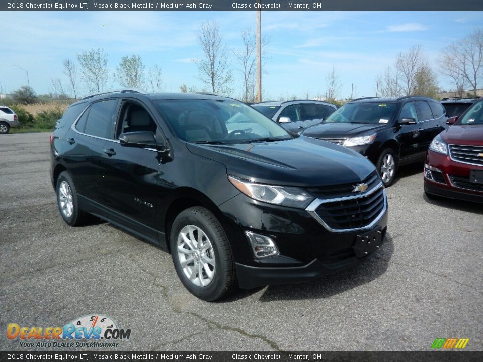 Front 3/4 View of 2018 Chevrolet Equinox LT Photo #3