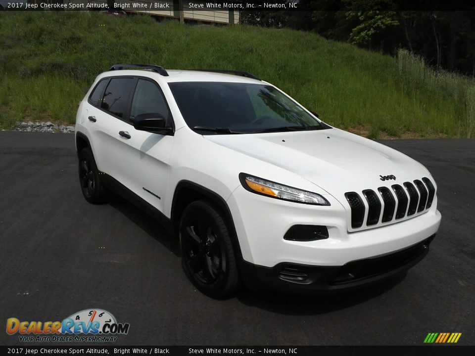 Front 3/4 View of 2017 Jeep Cherokee Sport Altitude Photo #4