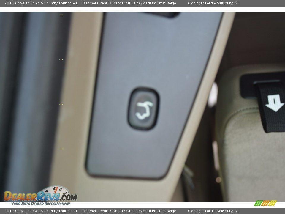2013 Chrysler Town & Country Touring - L Cashmere Pearl / Dark Frost Beige/Medium Frost Beige Photo #13