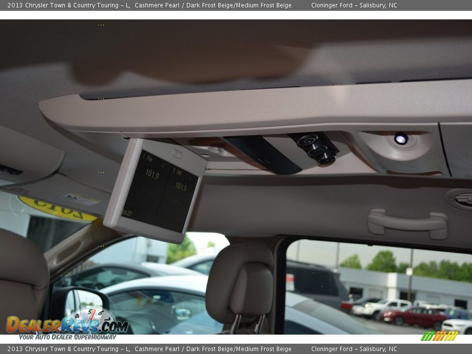 2013 Chrysler Town & Country Touring - L Cashmere Pearl / Dark Frost Beige/Medium Frost Beige Photo #17