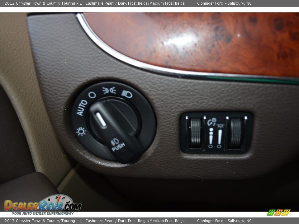 2013 Chrysler Town & Country Touring - L Cashmere Pearl / Dark Frost Beige/Medium Frost Beige Photo #28