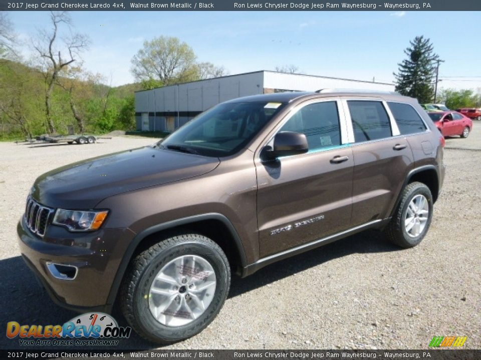 Front 3/4 View of 2017 Jeep Grand Cherokee Laredo 4x4 Photo #1