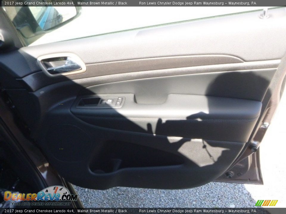 2017 Jeep Grand Cherokee Laredo 4x4 Walnut Brown Metallic / Black Photo #10