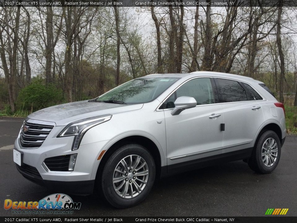 Front 3/4 View of 2017 Cadillac XT5 Luxury AWD Photo #1