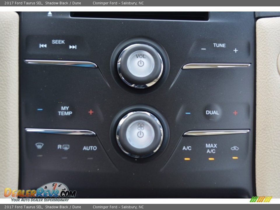 Controls of 2017 Ford Taurus SEL Photo #15
