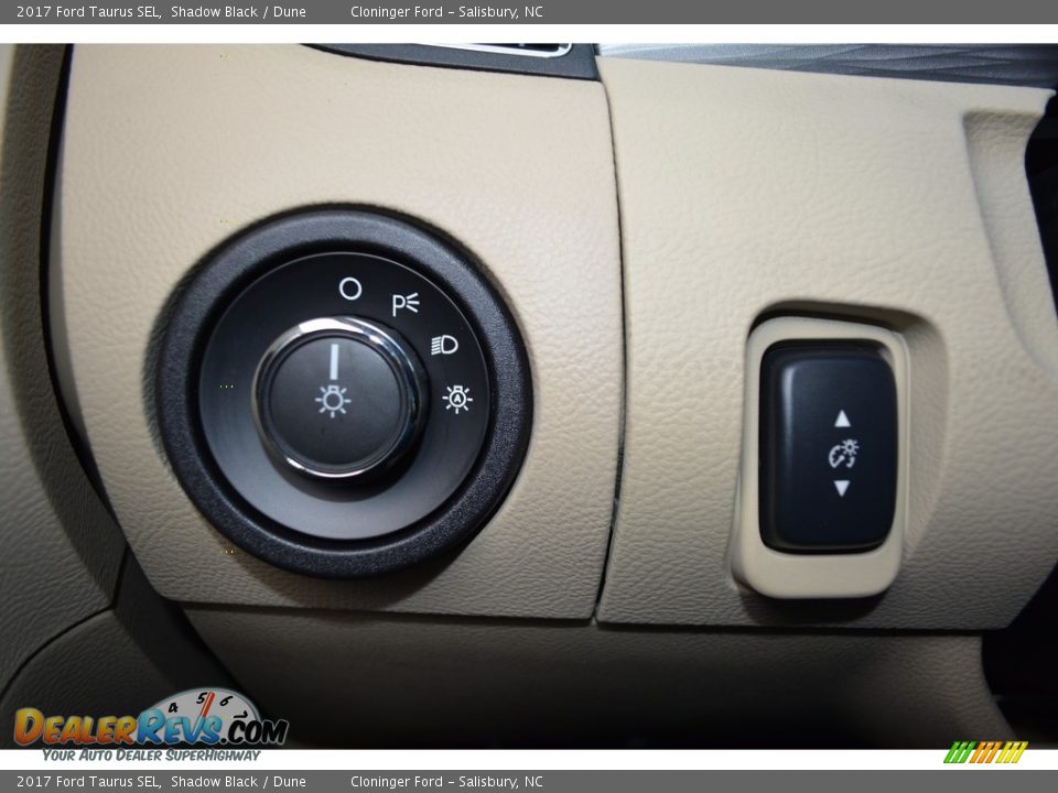 Controls of 2017 Ford Taurus SEL Photo #19