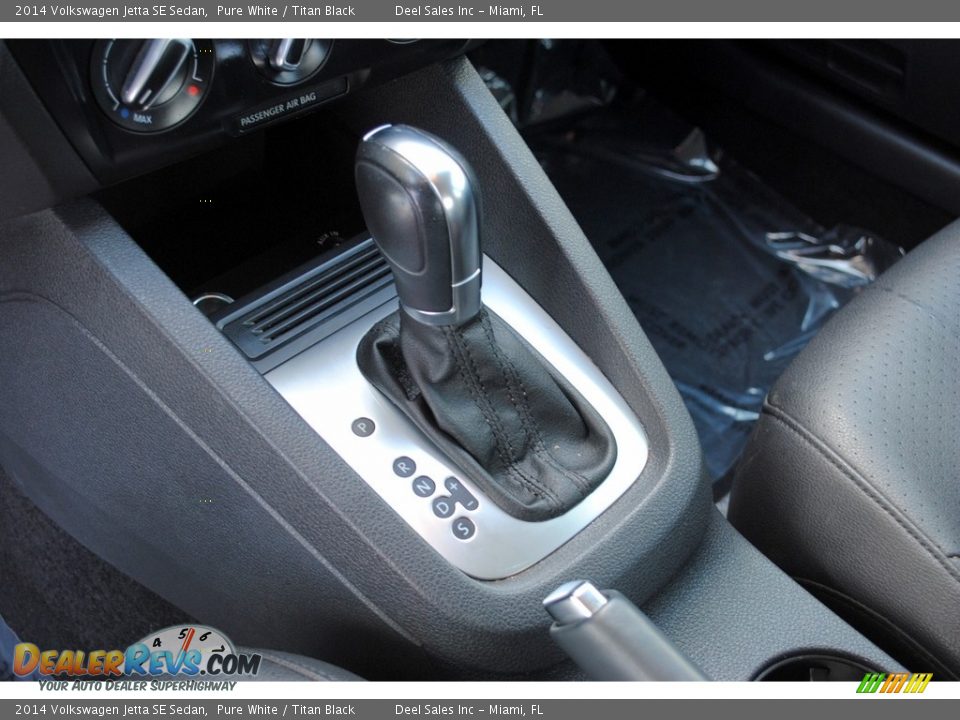 2014 Volkswagen Jetta SE Sedan Pure White / Titan Black Photo #15