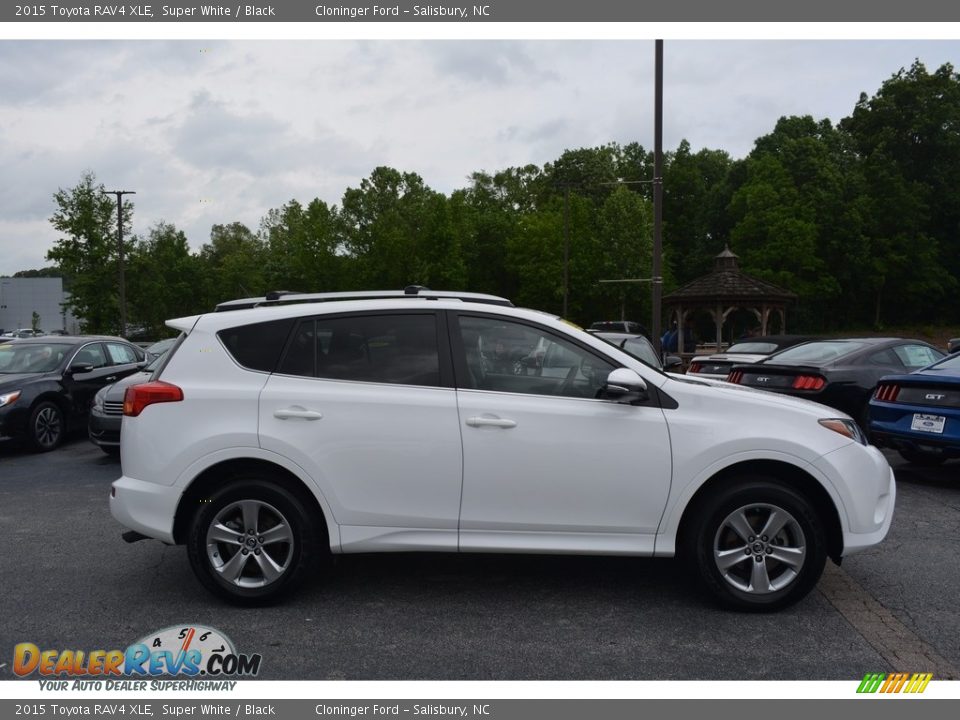 2015 Toyota RAV4 XLE Super White / Black Photo #2