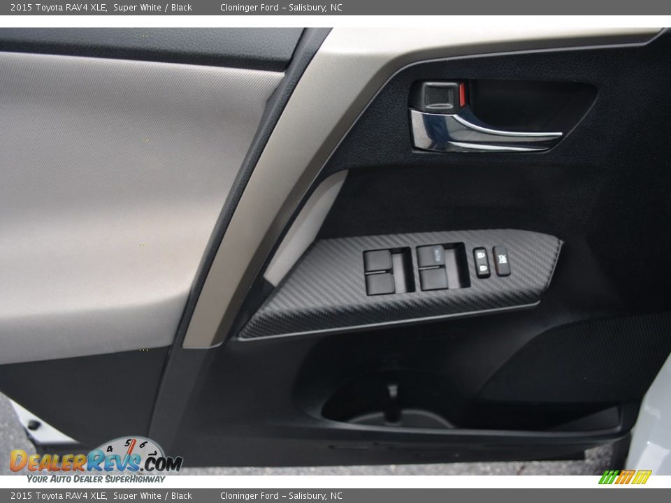 2015 Toyota RAV4 XLE Super White / Black Photo #8
