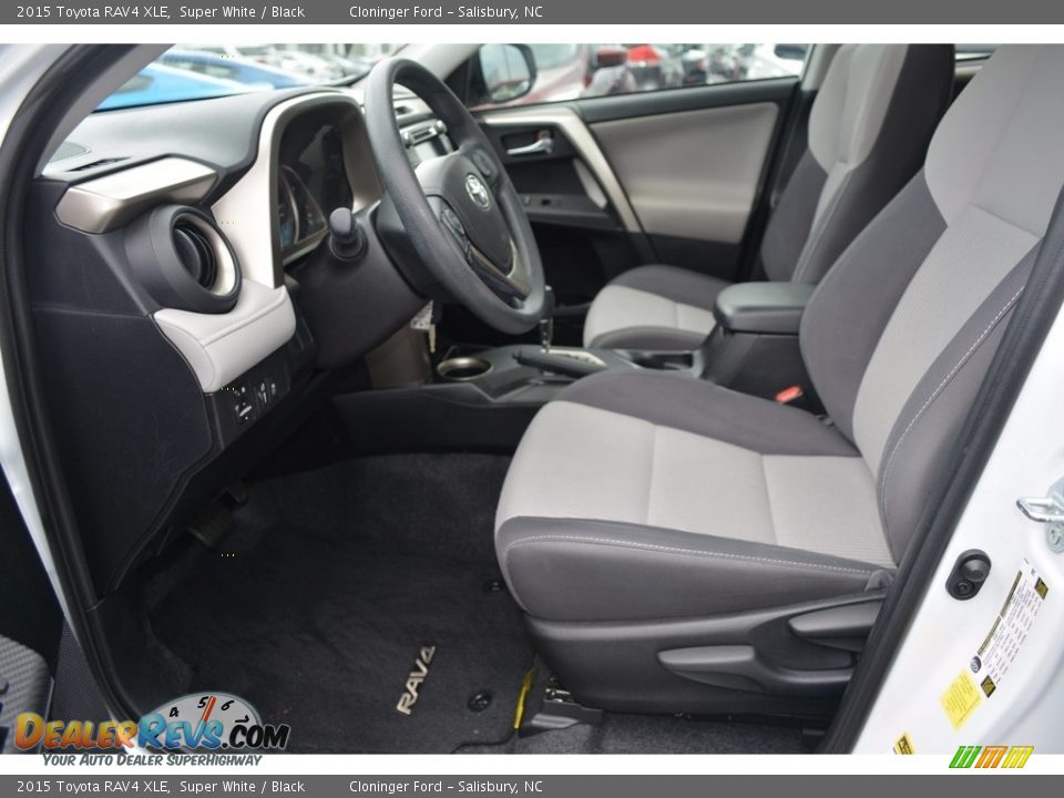 2015 Toyota RAV4 XLE Super White / Black Photo #9
