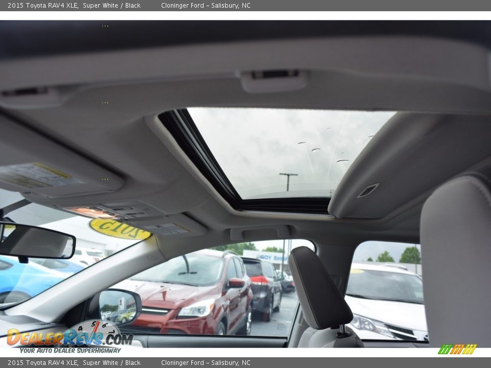 2015 Toyota RAV4 XLE Super White / Black Photo #10