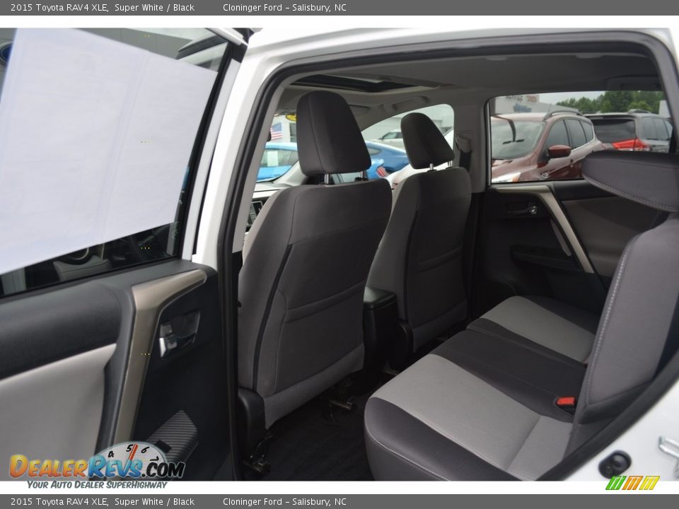 2015 Toyota RAV4 XLE Super White / Black Photo #12
