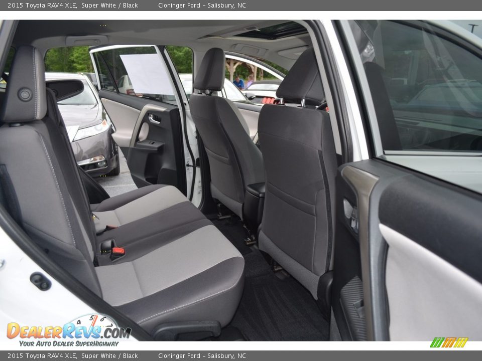 2015 Toyota RAV4 XLE Super White / Black Photo #14