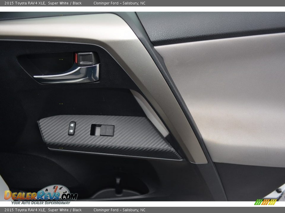 2015 Toyota RAV4 XLE Super White / Black Photo #15