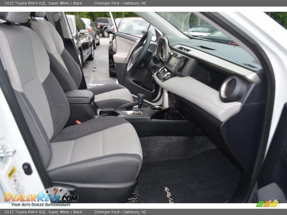 2015 Toyota RAV4 XLE Super White / Black Photo #16