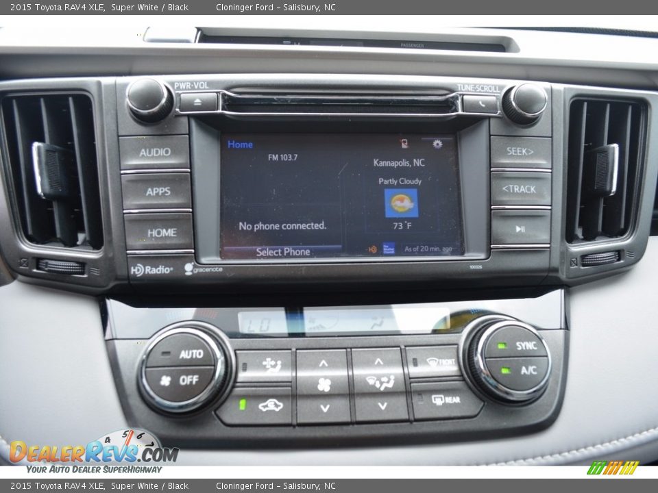2015 Toyota RAV4 XLE Super White / Black Photo #17