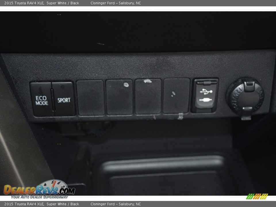 2015 Toyota RAV4 XLE Super White / Black Photo #20