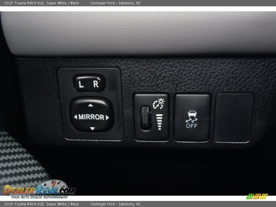 2015 Toyota RAV4 XLE Super White / Black Photo #24