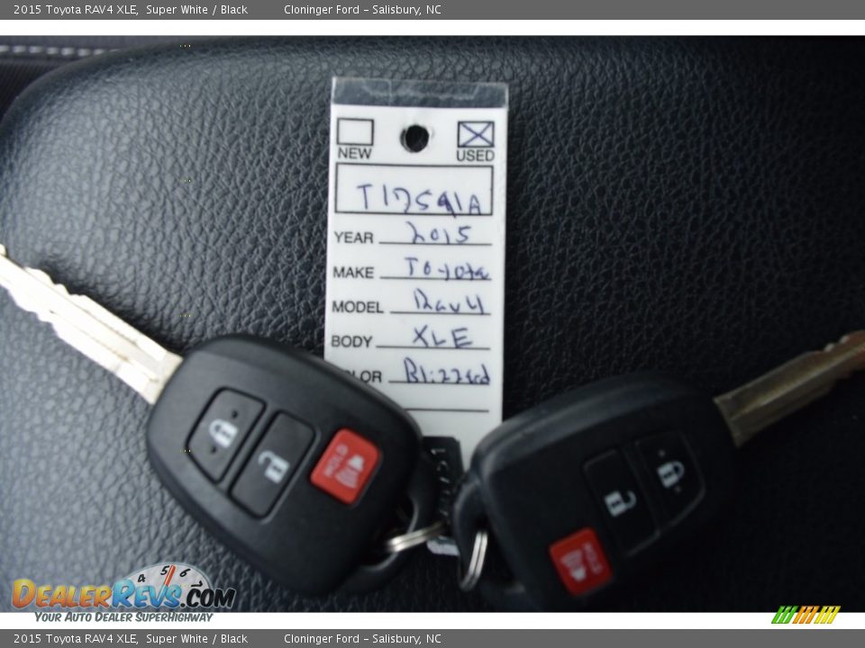 2015 Toyota RAV4 XLE Super White / Black Photo #26