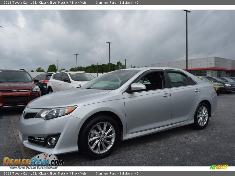 Front 3/4 View of 2013 Toyota Camry SE Photo #6