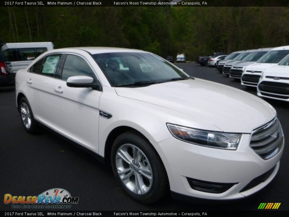 Front 3/4 View of 2017 Ford Taurus SEL Photo #5