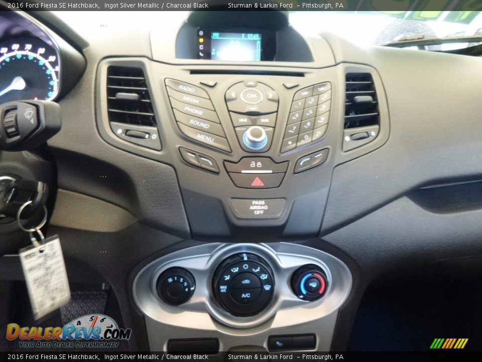 2016 Ford Fiesta SE Hatchback Ingot Silver Metallic / Charcoal Black Photo #11