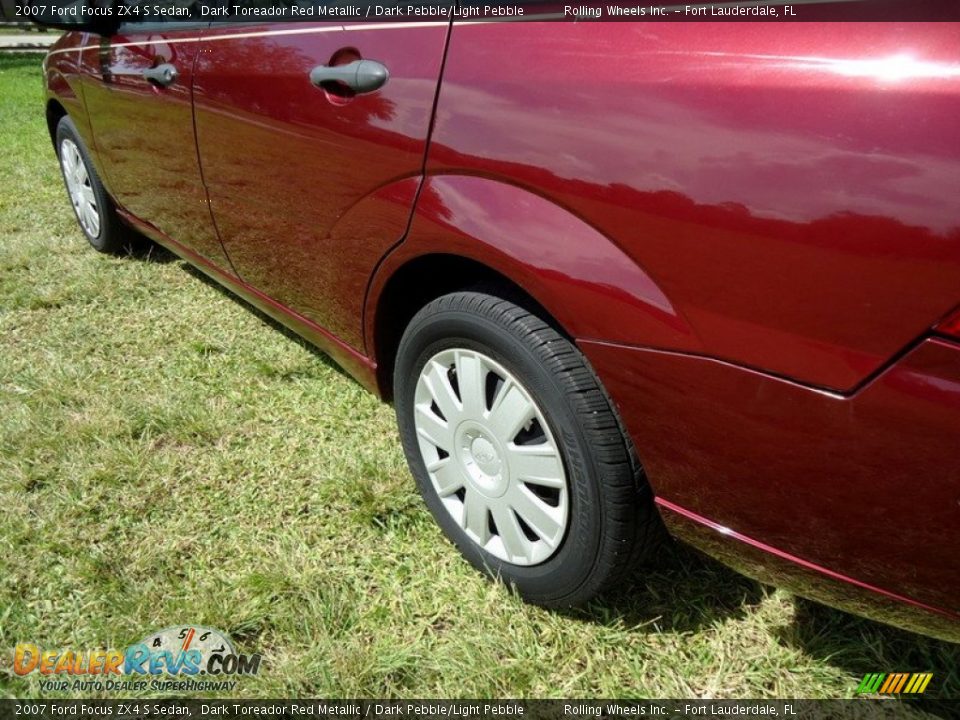 2007 Ford Focus ZX4 S Sedan Dark Toreador Red Metallic / Dark Pebble/Light Pebble Photo #33