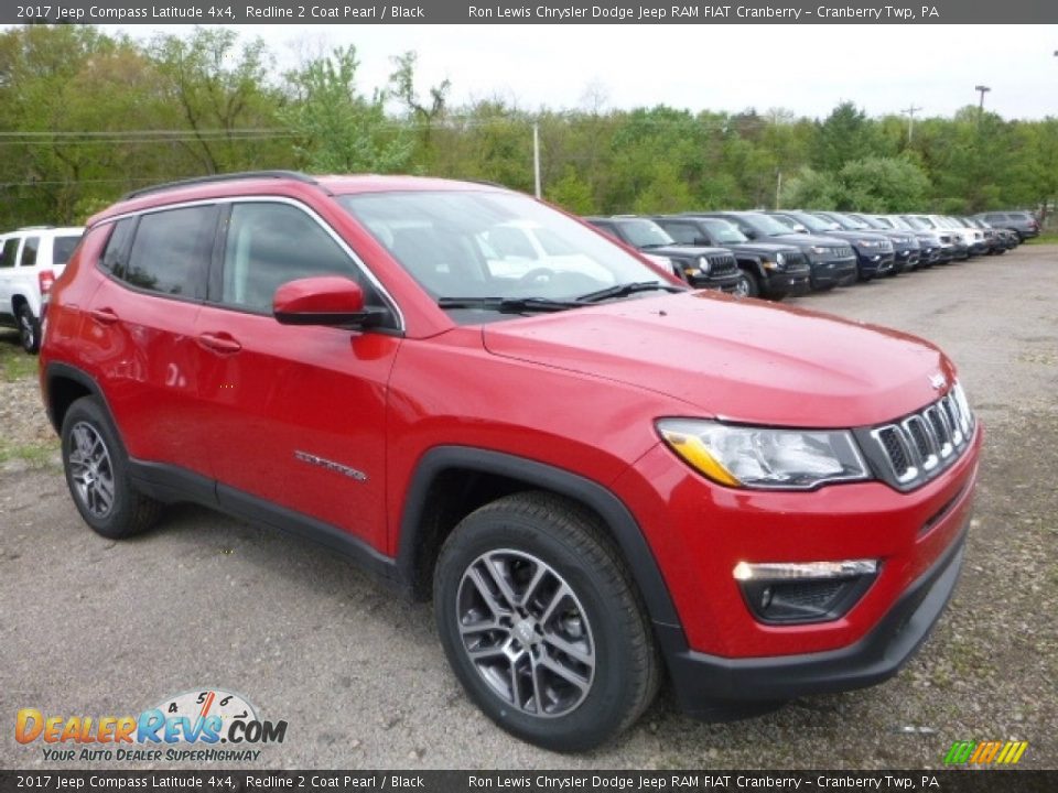 Front 3/4 View of 2017 Jeep Compass Latitude 4x4 Photo #7
