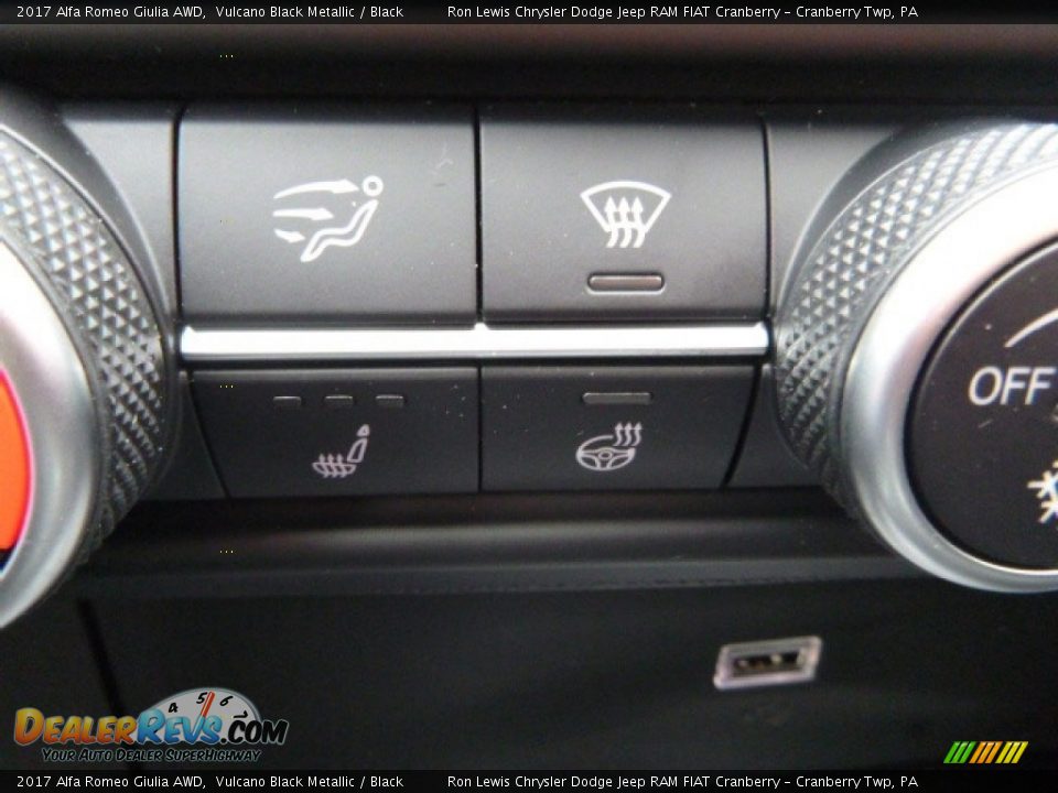 2017 Alfa Romeo Giulia AWD Vulcano Black Metallic / Black Photo #33