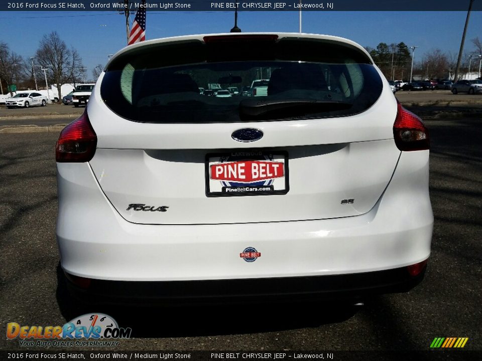 2016 Ford Focus SE Hatch Oxford White / Medium Light Stone Photo #8