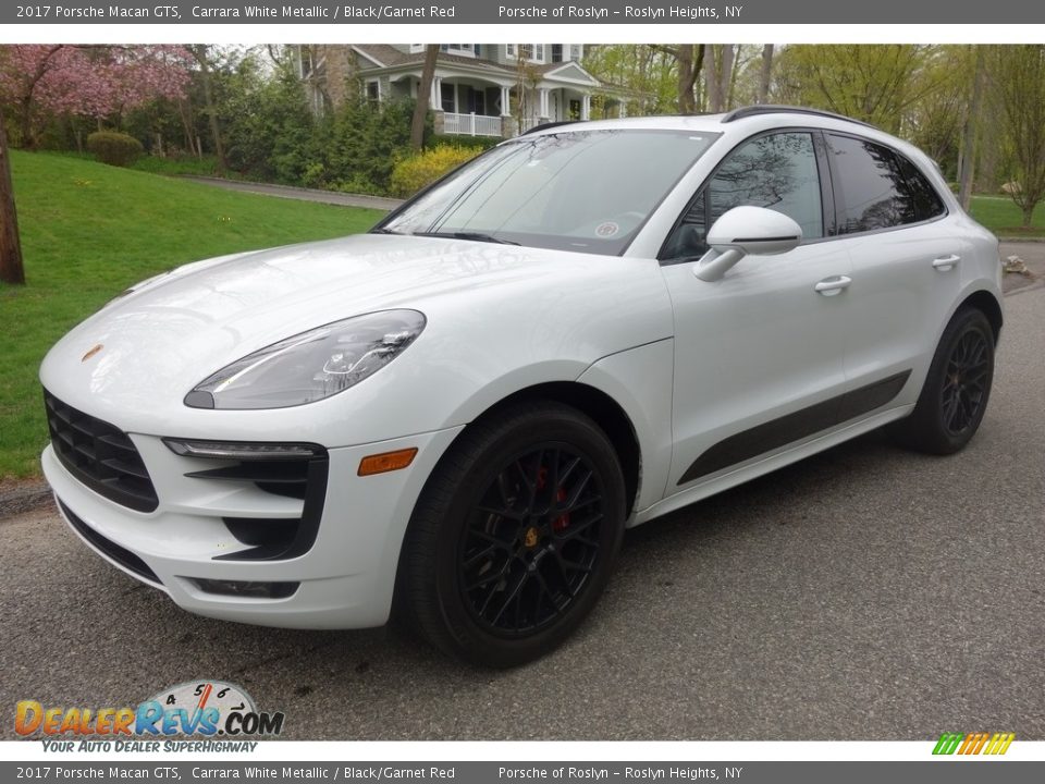 Front 3/4 View of 2017 Porsche Macan GTS Photo #1