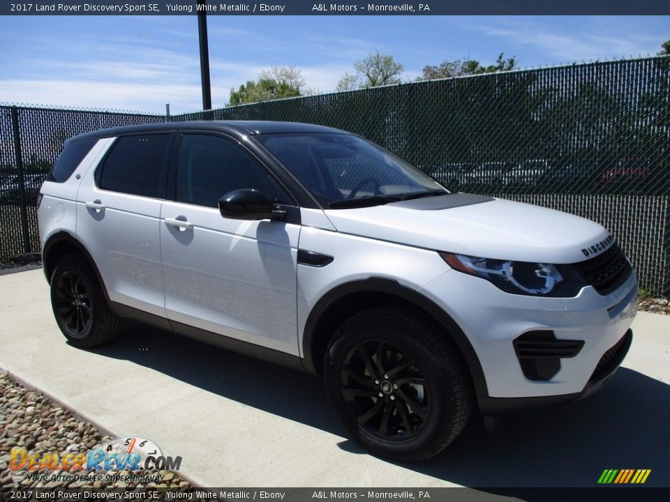 Front 3/4 View of 2017 Land Rover Discovery Sport SE Photo #1