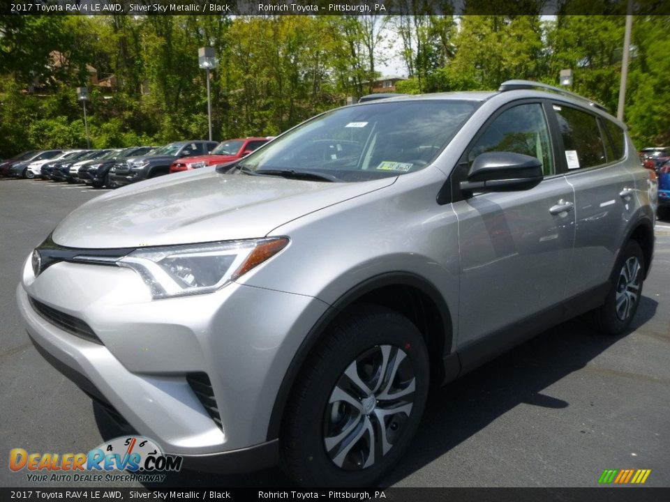 Front 3/4 View of 2017 Toyota RAV4 LE AWD Photo #4