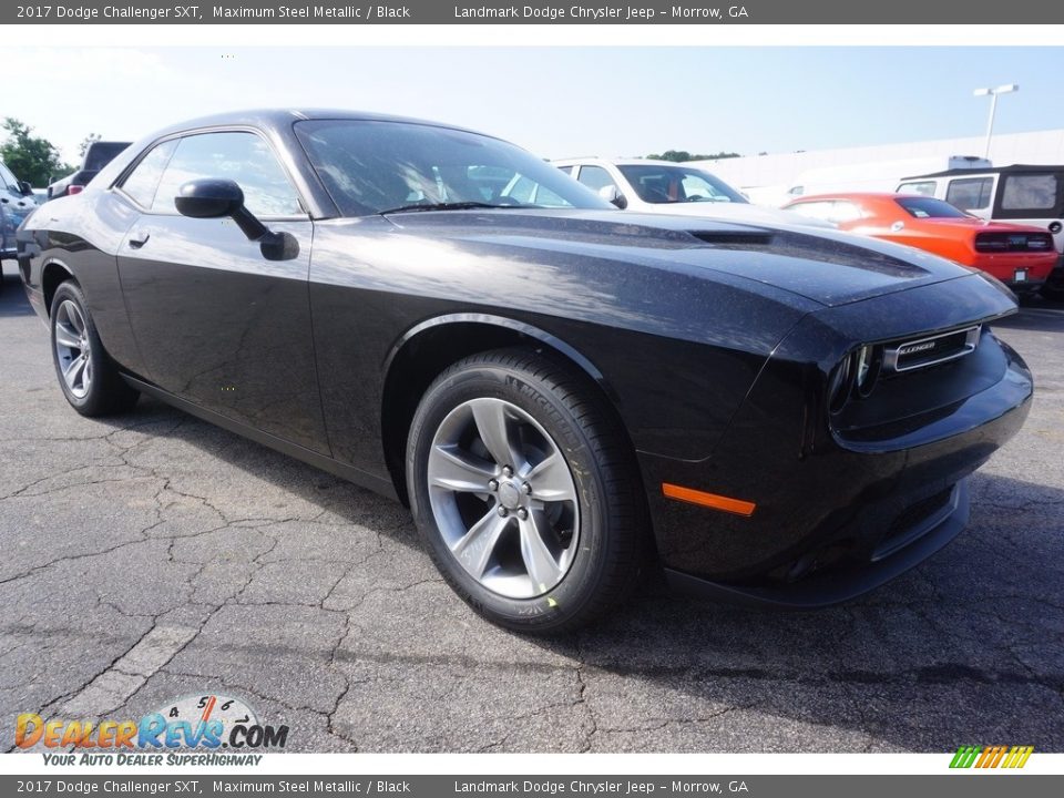 Front 3/4 View of 2017 Dodge Challenger SXT Photo #4