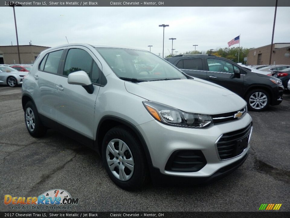 Front 3/4 View of 2017 Chevrolet Trax LS Photo #3