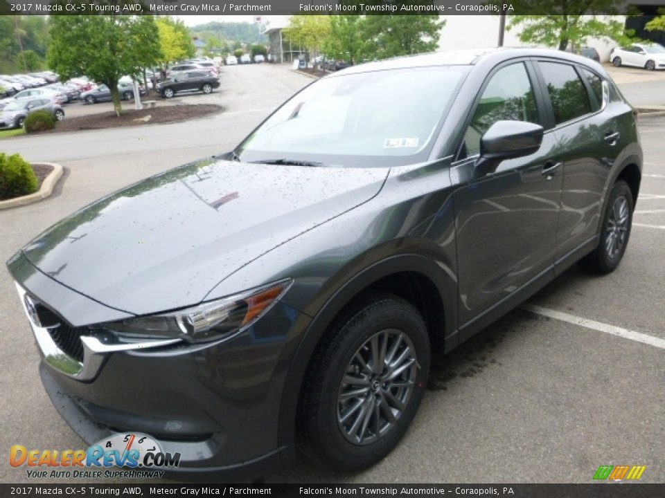 Front 3/4 View of 2017 Mazda CX-5 Touring AWD Photo #5