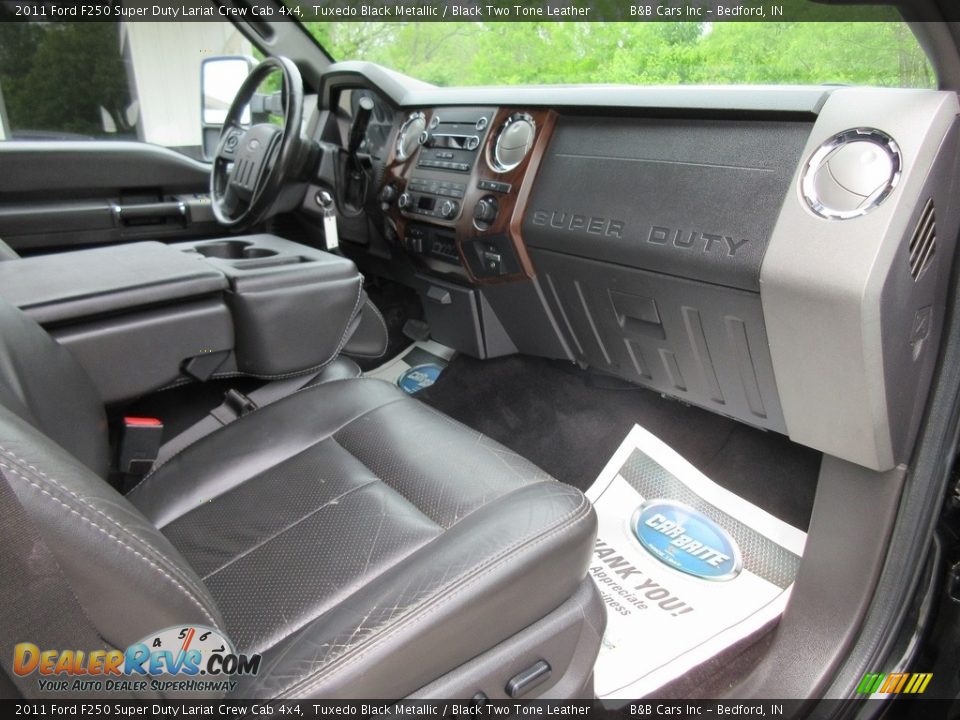 2011 Ford F250 Super Duty Lariat Crew Cab 4x4 Tuxedo Black Metallic / Black Two Tone Leather Photo #25