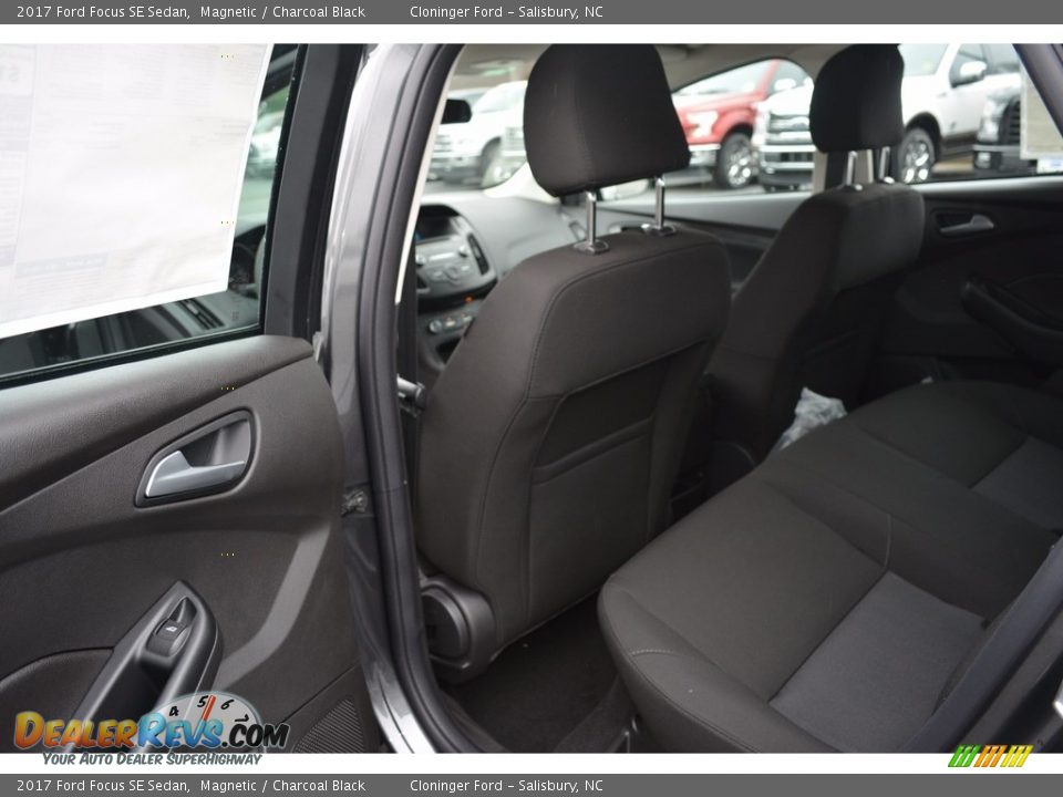 2017 Ford Focus SE Sedan Magnetic / Charcoal Black Photo #8