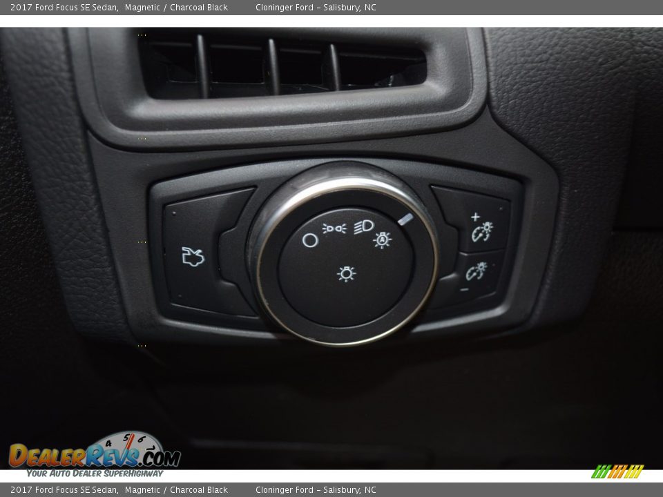 2017 Ford Focus SE Sedan Magnetic / Charcoal Black Photo #16