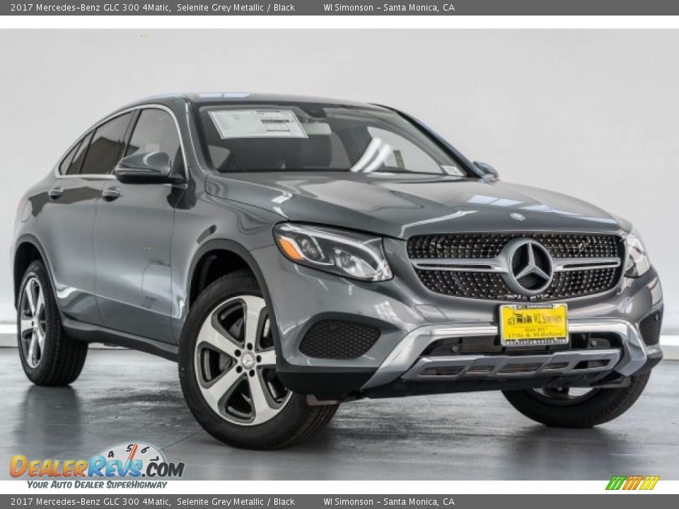 Front 3/4 View of 2017 Mercedes-Benz GLC 300 4Matic Photo #12