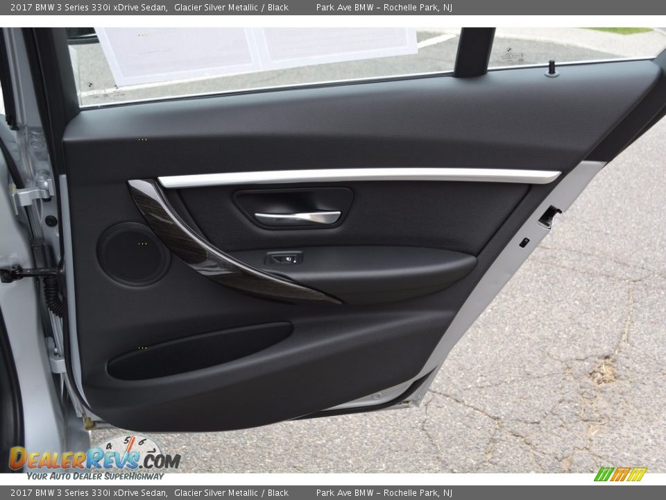 2017 BMW 3 Series 330i xDrive Sedan Glacier Silver Metallic / Black Photo #24